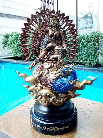 นางกวักสุภาวดี ราชินีโภคทรัพย์ เนื้อบรอนซ์ หมายเลขที่ ๙ ผลงาน อ.ชาญ บุดดาชัย กว้าง11นิ้ว ลึก7.5นิ้ว  สูง13นิ้ว รูปที่ 14