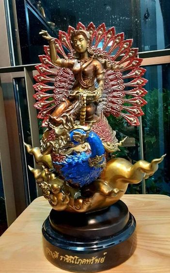 นางกวักสุภาวดี ราชินีโภคทรัพย์ เนื้อบรอนซ์ หมายเลขที่ ๙ ผลงาน อ.ชาญ บุดดาชัย กว้าง11นิ้ว ลึก7.5นิ้ว  สูง13นิ้ว รูปที่ 17
