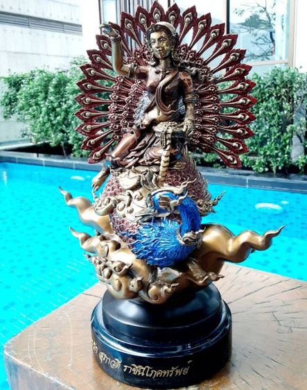 นางกวักสุภาวดี ราชินีโภคทรัพย์ เนื้อบรอนซ์ หมายเลขที่ ๙ ผลงาน อ.ชาญ บุดดาชัย กว้าง11นิ้ว ลึก7.5นิ้ว  สูง13นิ้ว รูปที่ 11