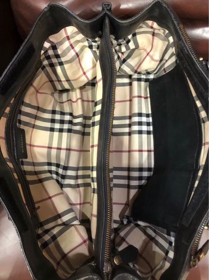 BURBERRY กระเป๋าถือหนัง Burberry Nova Check Leather สีดำ รับประกันของแท้  รูปที่ 4