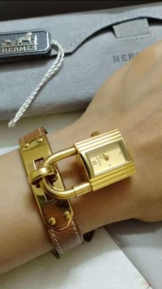 นาฬิกาHermes kelly watch🎉

มือสอง ของแท้ รูปที่ 17