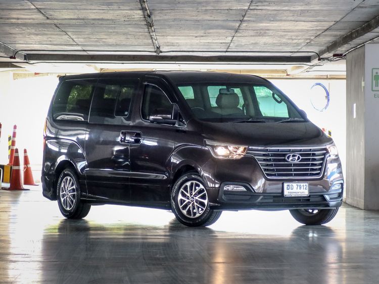 รถ Hyundai H-1  2.5 Deluxe สี น้ำตาล
