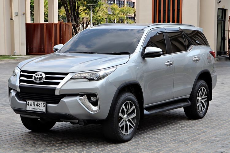 Toyota Fortuner 2018 2.4 V Utility-car ดีเซล ไม่ติดแก๊ส เกียร์อัตโนมัติ บรอนซ์เงิน รูปที่ 2