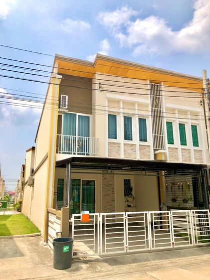 ขายด่วน ทาวน์โฮม 2 ชั้น ขนาด 21.7 ตร.ว. หมู่บ้านโกลเด้นทาวน์ (บางนา-กิ่งแก้ว) ใกล้สนามบินสุวรรณภูมิ-บางนา ทำเลทองสะดวกทุกการเดินทาง