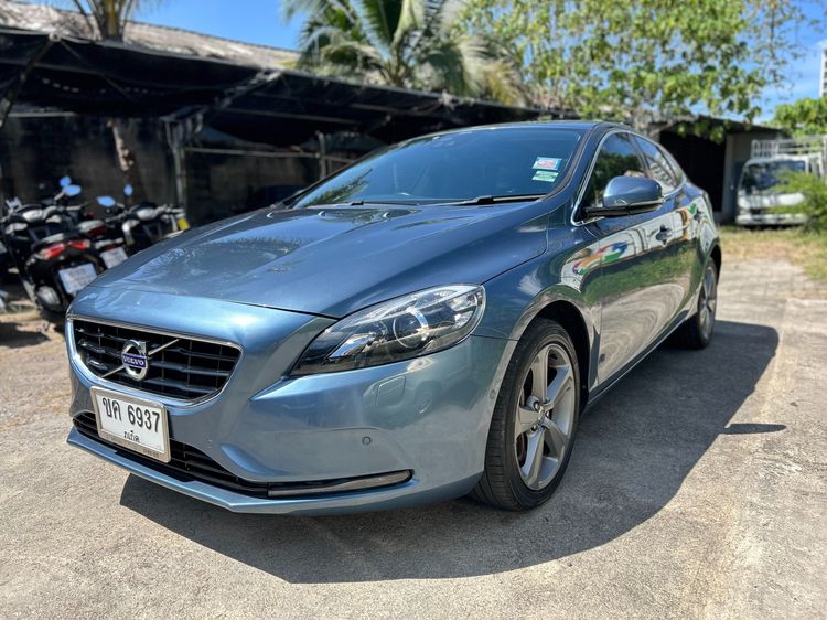รถ Volvo V40 2.0 สี น้ำเงิน
