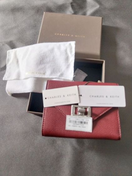 กระเป๋าสตางค์ CHARLES   KEITH สีไวน์แดง รูปที่ 4