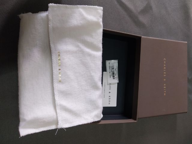 กระเป๋าสตางค์ CHARLES   KEITH สีไวน์แดง รูปที่ 3