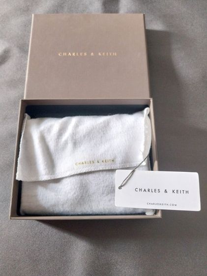 กระเป๋าสตางค์ CHARLES   KEITH สีไวน์แดง รูปที่ 2