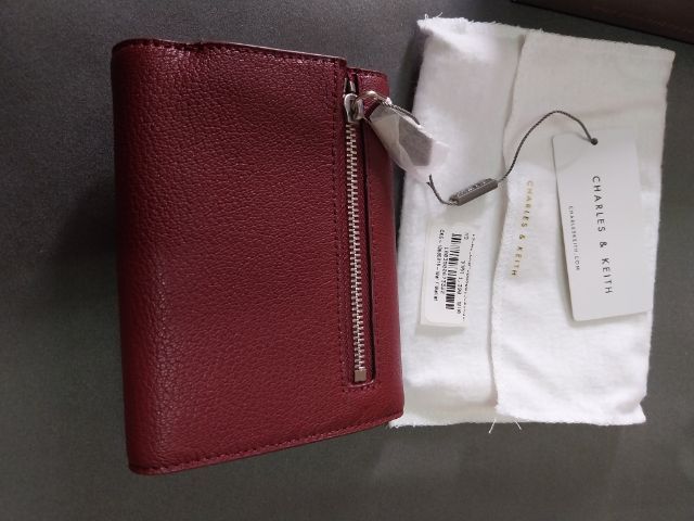 กระเป๋าสตางค์ CHARLES   KEITH สีไวน์แดง รูปที่ 8