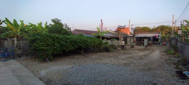 อื่นๆ มีบางส่วน 2022 ที่ดิน 3 งาน 6 ตารางวา ใกล้ตลาดสด ติดทางหลวงสาย 1089 ฝาง-ท่าตอน ด้านหลังมีถนนออกซอยหลังตลาดสด มีสิ่งปลูกสร้างห้องแถวชั้นเดียว,2คูหา,2 ห้องนอน,2 ห้องน้ำ บ้านเดี่ยวชั้นครึ่ง, 3 ห้องนอน,3 ห้องน้ำ,2 ห้องครัว ติดต่อ. 0818831469,0910424012 รูปที่ 4