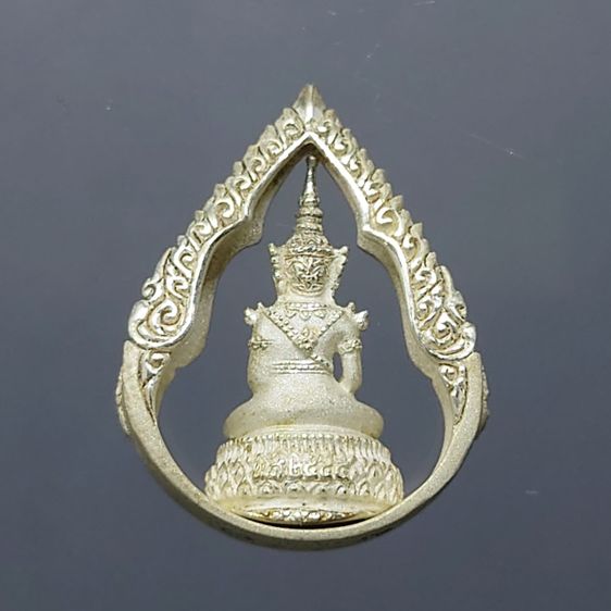 พระแก้วมรกต ภปร ( รุ่นแรก ) ฉลองครบ 75 พรรษา รัชกาลที่9 เนื้อเงิน พิมพ์หยดน้ำ ปี2545 พร้อมกล่องเดิม รูปที่ 5