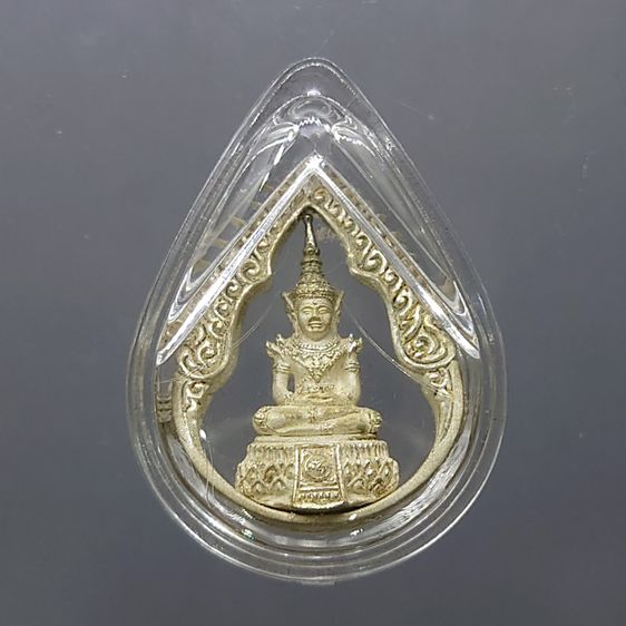 พระแก้วมรกต ภปร ( รุ่นแรก ) ฉลองครบ 75 พรรษา รัชกาลที่9 เนื้อเงิน พิมพ์หยดน้ำ ปี2545 พร้อมกล่องเดิม รูปที่ 3