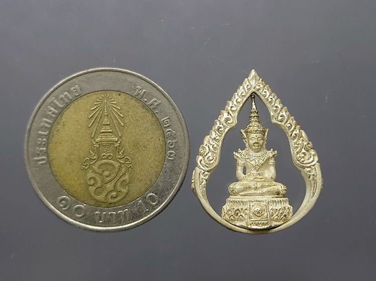 พระแก้วมรกต ภปร ( รุ่นแรก ) ฉลองครบ 75 พรรษา รัชกาลที่9 เนื้อเงิน พิมพ์หยดน้ำ ปี2545 พร้อมกล่องเดิม รูปที่ 8