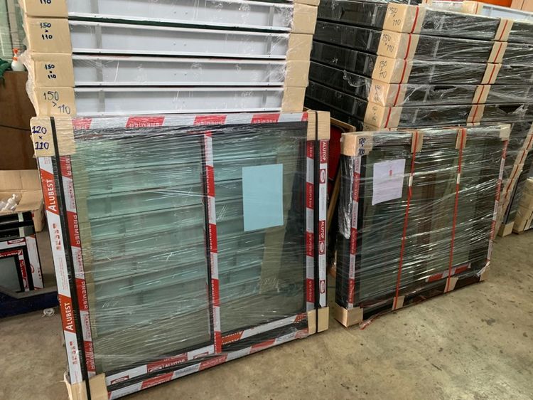 บานเลื่อน100x100 พร้อมบานมุ้ง หน้าต่างกระจก บานเื่อน อลูมิเนียมสำเร็จรูป สีดำ กระจกเขียวใส รูปที่ 3