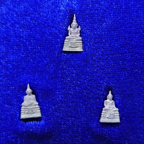 พระแก้วมรกต 3 ฤดู ลอยองค์จิ๋ว เนื้อเงิน รุ่น 23 ตุลามหามงคล หลวงพ่อเกษม เขมโก สำนักสุสานไตรลักษณ์ ลำปาง ปี2538 พร้อมกล่องเดิม รูปที่ 3