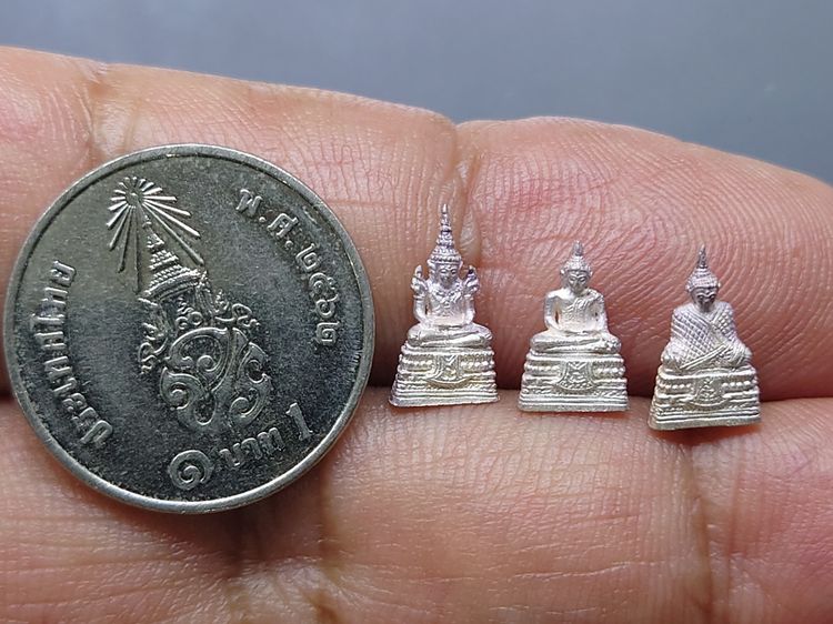 พระแก้วมรกต 3 ฤดู ลอยองค์จิ๋ว เนื้อเงิน รุ่น 23 ตุลามหามงคล หลวงพ่อเกษม เขมโก สำนักสุสานไตรลักษณ์ ลำปาง ปี2538 พร้อมกล่องเดิม รูปที่ 7