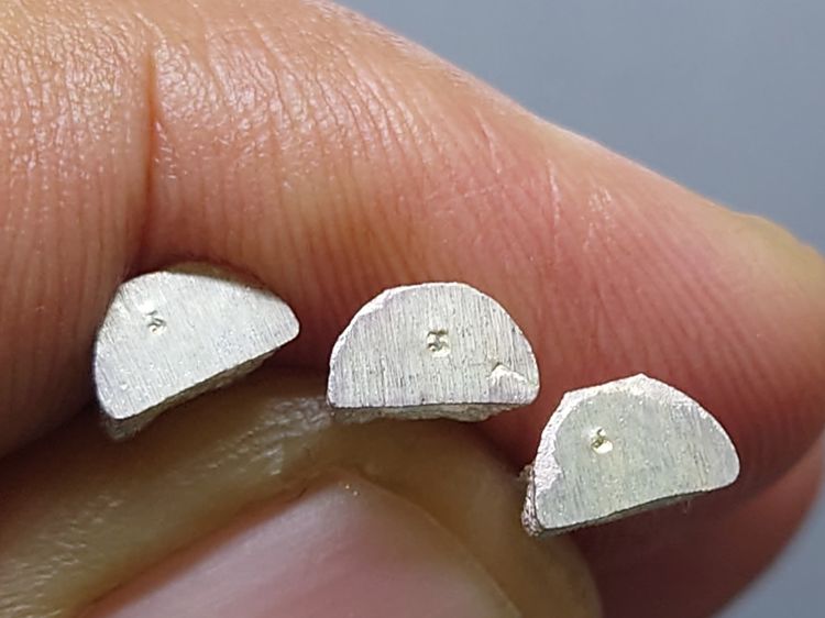 พระแก้วมรกต 3 ฤดู ลอยองค์จิ๋ว เนื้อเงิน รุ่น 23 ตุลามหามงคล หลวงพ่อเกษม เขมโก สำนักสุสานไตรลักษณ์ ลำปาง ปี2538 พร้อมกล่องเดิม รูปที่ 6