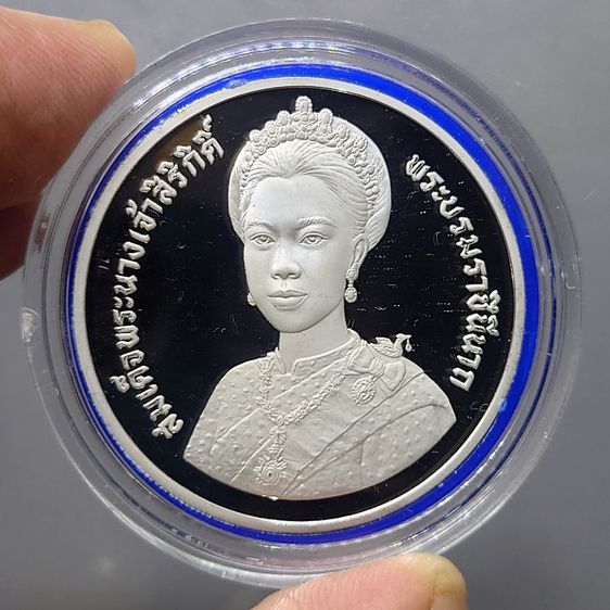 เหรียญเงินขัดเงา 600 บาท ที่ระลึกเฉลิมพระชนมพรรษา 5 รอบ ราชินี พ.ศ.2535 พร้อมกล่องหนัง รูปที่ 3