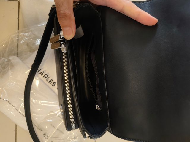 กระเป๋า charles and keith แท้ สภาพดีมากๆ ใช้งานน้อยมาก รูปที่ 4