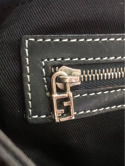 กระเป๋าถือทรงโท้ทFENDIโลโก้ FF ของ Fendi สีน้ำเงินกรมท่า สีเงิน ของแท้กระเป๋าผ้าเดนิมทวินส์ ปี 2000-2010 รับประกันของแท้  รูปที่ 5