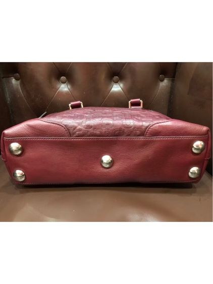 Gucci กระเป๋าถือมือสอง หนังลูกวัวสีแดงเเข้มเลือดหมู ลายนูนรูปเกือกม้าของ Gucci รับประกันของแท้ ไม่แท้ยินดีคืนเงิน รูปที่ 3