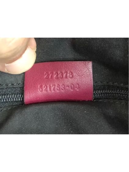 Gucci กระเป๋าถือมือสอง หนังลูกวัวสีแดงเเข้มเลือดหมู ลายนูนรูปเกือกม้าของ Gucci รับประกันของแท้ ไม่แท้ยินดีคืนเงิน รูปที่ 8