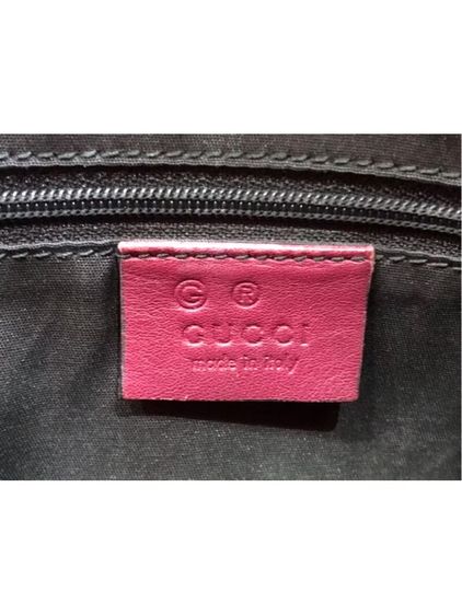 Gucci กระเป๋าถือมือสอง หนังลูกวัวสีแดงเเข้มเลือดหมู ลายนูนรูปเกือกม้าของ Gucci รับประกันของแท้ ไม่แท้ยินดีคืนเงิน รูปที่ 7