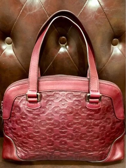 Gucci กระเป๋าถือมือสอง หนังลูกวัวสีแดงเเข้มเลือดหมู ลายนูนรูปเกือกม้าของ Gucci รับประกันของแท้ ไม่แท้ยินดีคืนเงิน รูปที่ 2