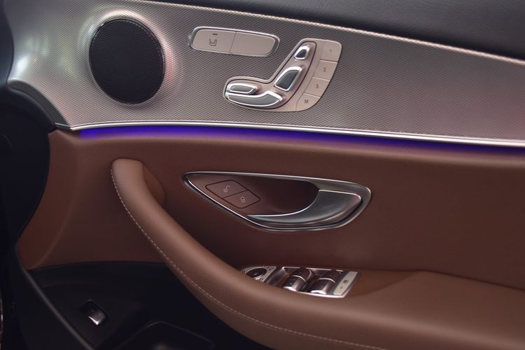Mercedes-Benz E-Class 2020 E300e Sedan ปลั๊กอินไฮบริด (PHEV) ไม่ติดแก๊ส เกียร์อัตโนมัติ ดำ รูปที่ 3