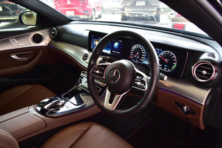 Mercedes-Benz E-Class 2020 E300e Sedan ปลั๊กอินไฮบริด (PHEV) ไม่ติดแก๊ส เกียร์อัตโนมัติ ดำ รูปที่ 2
