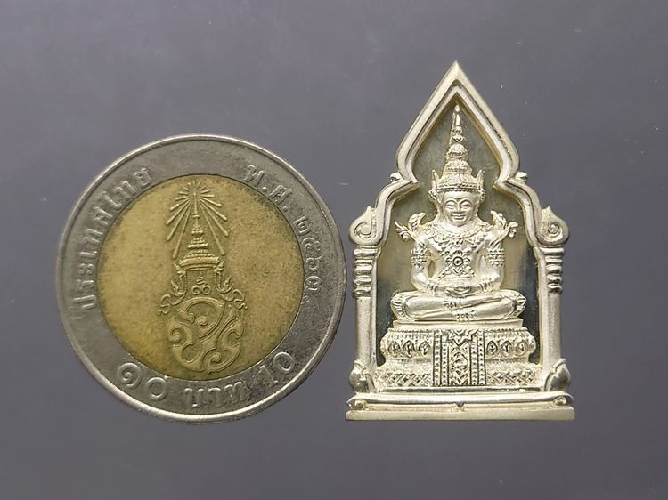 พระพุทธมหามณีรัตนปฏิมากร (พระแก้วมรกต) เนื้อเงิน พิมพ์ใหญ่ รุ่นเฉลิมพระเกียรติ วัดพระศรีรัตนศาสดาราม ปี2543 พร้อมกล่องเดิม รูปที่ 8