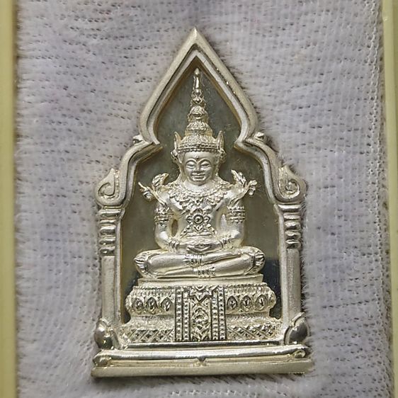 พระพุทธมหามณีรัตนปฏิมากร (พระแก้วมรกต) เนื้อเงิน พิมพ์ใหญ่ รุ่นเฉลิมพระเกียรติ วัดพระศรีรัตนศาสดาราม ปี2543 พร้อมกล่องเดิม รูปที่ 2