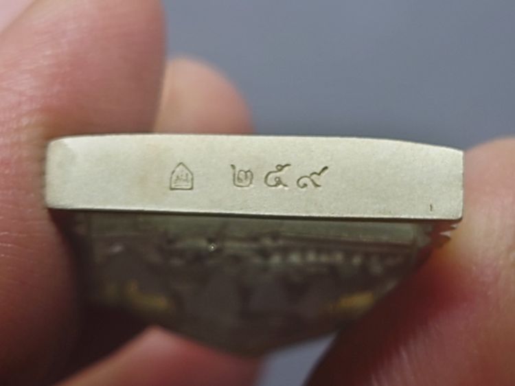 พระพุทธมหามณีรัตนปฏิมากร (พระแก้วมรกต) เนื้อเงิน พิมพ์ใหญ่ รุ่นเฉลิมพระเกียรติ วัดพระศรีรัตนศาสดาราม ปี2543 พร้อมกล่องเดิม รูปที่ 7