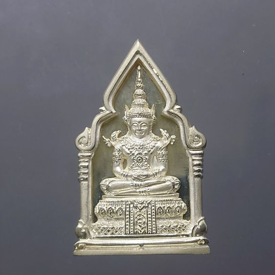 พระพุทธมหามณีรัตนปฏิมากร (พระแก้วมรกต) เนื้อเงิน พิมพ์ใหญ่ รุ่นเฉลิมพระเกียรติ วัดพระศรีรัตนศาสดาราม ปี2543 พร้อมกล่องเดิม รูปที่ 3