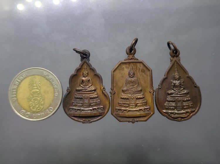 เหรียญพระแก้วมรกต 3 ฤดู เนื้อทองแดง ที่ระลึกเปิดสำนักงานใหญ่ ธนาคารกรุงไทย (หลวงปู่ดู่ วัดสะแก อธิษฐานจิต) พ.ศ.2525 พร้อมกล่องเดิม รูปที่ 7