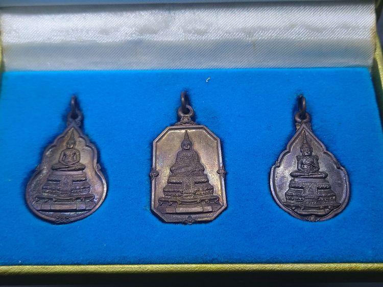 เหรียญพระแก้วมรกต 3 ฤดู เนื้อทองแดง ที่ระลึกเปิดสำนักงานใหญ่ ธนาคารกรุงไทย (หลวงปู่ดู่ วัดสะแก อธิษฐานจิต) พ.ศ.2525 พร้อมกล่องเดิม รูปที่ 3