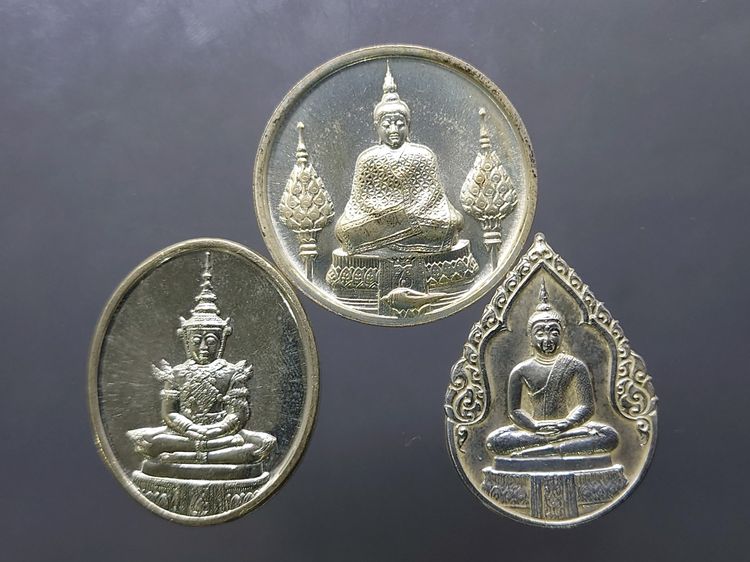 เหรียญพระแก้วมรกต ภปร รุ่นสอง ชุด 3 ฤดู เนื้อเงิน ฉลองกรุงรัตนโกสินทร์ 200 ปี พ.ศ.2525 พร้อมกล่องเดี่ยว สวยงาม รูปที่ 3