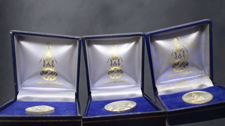 เหรียญพระแก้วมรกต ภปร รุ่นสอง ชุด 3 ฤดู เนื้อเงิน ฉลองกรุงรัตนโกสินทร์ 200 ปี พ.ศ.2525 พร้อมกล่องเดี่ยว สวยงาม รูปที่ 2