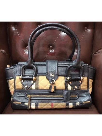 Burberry เบอร์เบอรี่ กระเป๋าผ้าใบลาย House Check ขนาดใหญ่ รับประกันของแท้ 