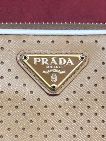 กระเป๋าสตางค์ใบยาวปราด้า. กระเป๋า Prada Tan สไตล์วินเทจ  กระเป๋าหนังซาฟเฟียโน สีแทนเจาะรูขอบสีขาว รับประกันของแท้  รูปที่ 3