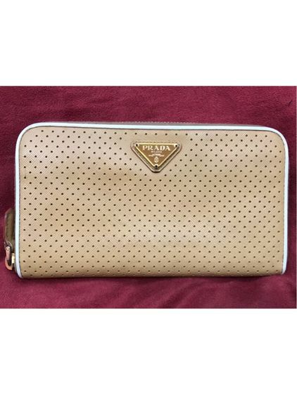 อื่นๆ กระเป๋าสตางค์ใบยาวปราด้า. กระเป๋า Prada Tan สไตล์วินเทจ  กระเป๋าหนังซาฟเฟียโน สีแทนเจาะรูขอบสีขาว รับประกันของแท้ 
