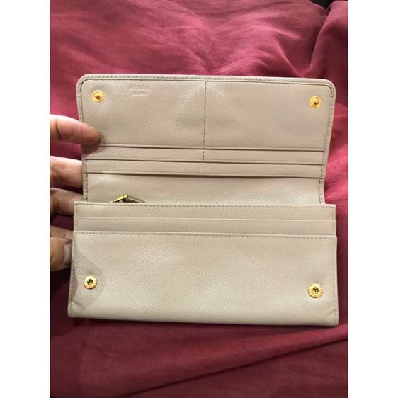 Prada Beige Saffiano Lux Leather Flap กระเป๋าสตางค์ยาวคอนติเนนตัล รับประกันของแท้ รูปที่ 3