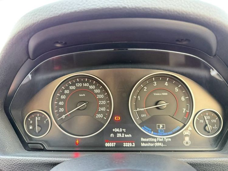 BMW Series 3 2017 330e Sedan ปลั๊กอินไฮบริด (PHEV) ไม่ติดแก๊ส เกียร์อัตโนมัติ ดำ รูปที่ 4