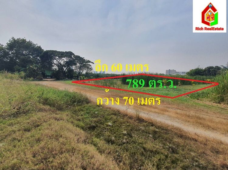 ขายถูกที่ดินสี่เหลี่ยมผืนผ้า อยู่แถวถนนเฉลิมพระเกียรติ ร.9 ซอย 28 แยก 18 จากถนน 650เมตร เนื้อที่ 789 ตรว.เข้าออกถนนได้ 2 ทาง ใกล้สวนหลวง ร.9