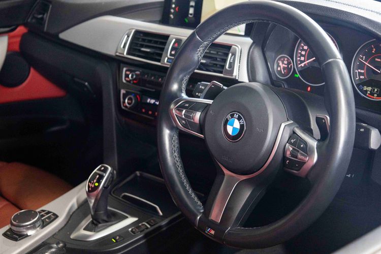 BMW Series 3 2017 320d Sedan ดีเซล ไม่ติดแก๊ส เกียร์อัตโนมัติ ขาว รูปที่ 3
