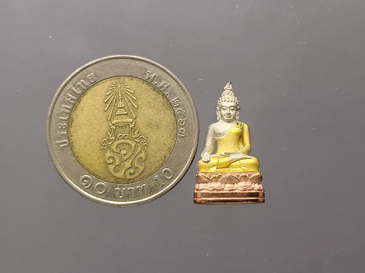 พระชัยวัฒน์ไพรีพินาศ เนื้อเงินชุบสามกษัตริย์ ฉลองพระชนมายุ 84 พรรษา สมเด็จพระสังฆราช สกลมหาสังฆปริณายก วัดบวรนิเวศวิหาร ปี2540 พร้อมกล่องเดิ รูปที่ 8