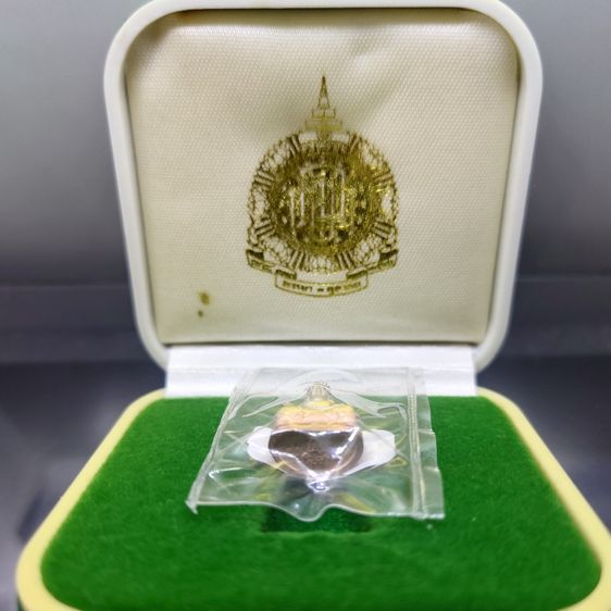 พระชัยวัฒน์ไพรีพินาศ เนื้อเงินชุบสามกษัตริย์ ฉลองพระชนมายุ 84 พรรษา สมเด็จพระสังฆราช สกลมหาสังฆปริณายก วัดบวรนิเวศวิหาร ปี2540 พร้อมกล่องเดิ รูปที่ 2