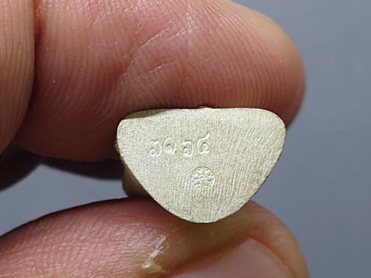 พระแก้วมรกต สธ. เครื่องทรงฤดูหนาว ลอยองค์ เนื้อเงินพ่นทราย สมเด็จพระเทพฯจัดสร้าง วัดบวรนิเวศวิหาร ปี 2538 พร้อมกล่องเดิม รับประกันแท้ รูปที่ 7