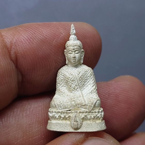 พระแก้วมรกต สธ. เครื่องทรงฤดูหนาว ลอยองค์ เนื้อเงินพ่นทราย สมเด็จพระเทพฯจัดสร้าง วัดบวรนิเวศวิหาร ปี 2538 พร้อมกล่องเดิม รับประกันแท้ รูปที่ 3