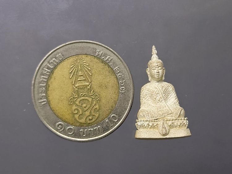 พระแก้วมรกต สธ. เครื่องทรงฤดูหนาว ลอยองค์ เนื้อเงินพ่นทราย สมเด็จพระเทพฯจัดสร้าง วัดบวรนิเวศวิหาร ปี 2538 พร้อมกล่องเดิม รับประกันแท้ รูปที่ 8